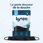 Serviette exfoliante Lysea noire devant sa pochette